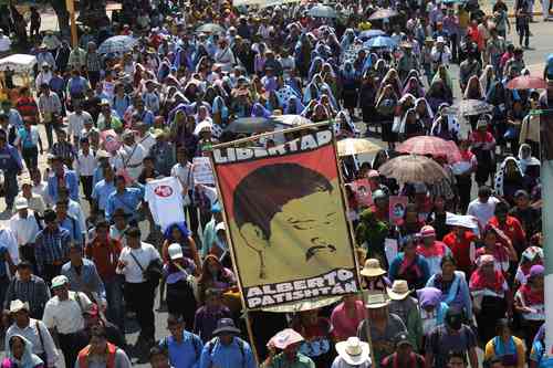 Thousands of indigenous marched through the streets of Tuxtla Gutiérrez. Photo: Moysés Zúñiga