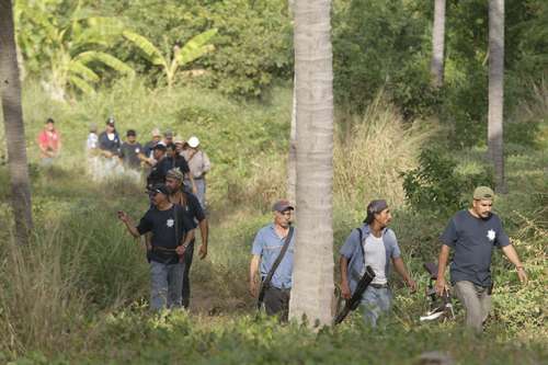 Self-defense forces (autodefensas) enter Xayakalan, Michoacán