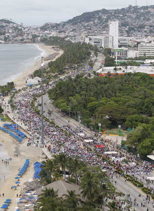 Another day of protests took place in 10 Mexican states on Saturday, October 18, demanding the presentation with life of the 43 students detained and disappeared 3 weeks ago. Marchers in Acapulco (above) also demanded the exit of Governor Angel Aguirre Rivero. Photo by Victor Camacho, La Jornada.