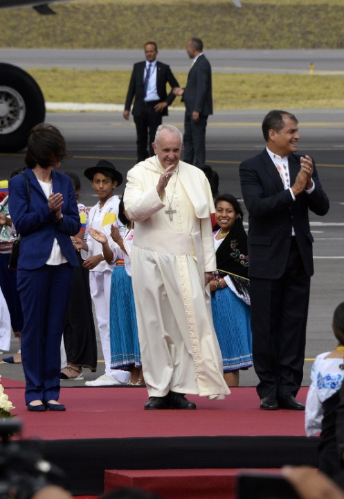 Pope Francisco in Ecuador with Indigenous children and President Rafael Correa
