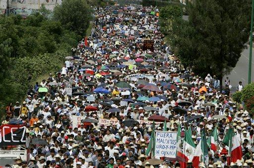 2006 APPO march in Oaxaca to demand that the governor resign.
