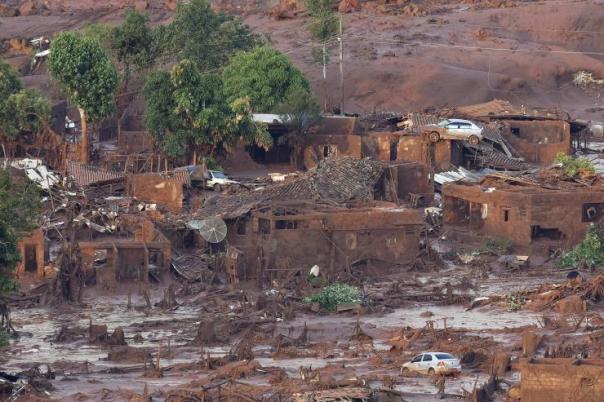 General view of where a dam burst in the Brazilian village of Bento Rodriguez in Mariana, Minas Gerais state, Nov. 6, 2015. Photo: Douglas Magno/AFP/Getty Images