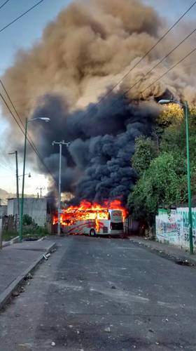 Before, during and after the confrontation with police in Oxchuc, Chiapas, dissidents burned three trucks belonging to the State Preventive Police, two small trucks of the “Trustworthy Police” and two buses belonging to commercial lines, besides damaging a tractor-trailer. Photo: La Jornada