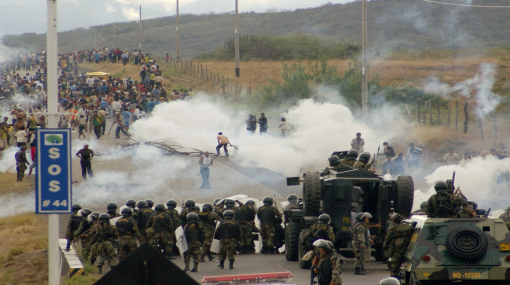 Police officers take up positions against native people in Bagua province June 5, 2009. The death toll rose on Saturday after Peruvian security forces battled native Indians in clashes that highlighted opposition to exploration in the Amazon and could threaten Peru's investor-friendly government. Nine police officers held hostage by the protesters were killed and another 22 were freed by troops in a rescue operation, National Police Chief Miguel Hidalgo told Peru's RPP radio broadcaster. He said seven other hostages were missing. Picture taken June 5, 2009. REUTERS/Thomas Quirynen (PERU POLITICS CONFLICT)