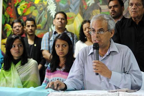 Oscar Castro, Gustavo’s brother, during the press conference held in Tegucigalpa, Honduras, where he denounced that: “the crime scene was altered.” To his right are Berta Cáceres’ daughters. Photo: Afp