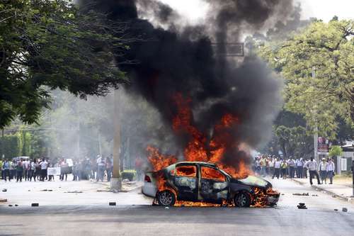 Car set on fire in Tuxtla Gutiérrez. Photo: La Jornada.