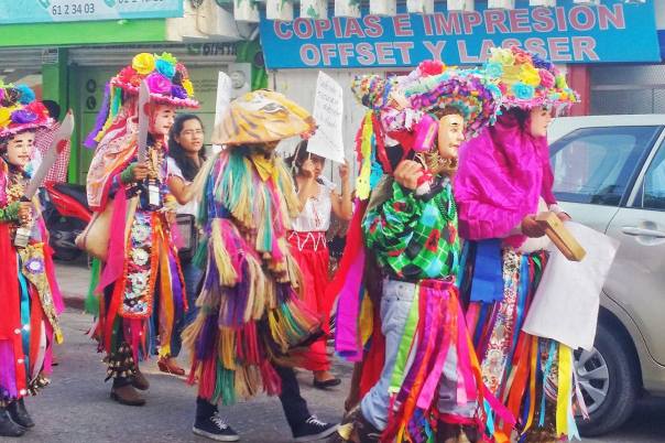 Coitecos march with Chiapas teachers