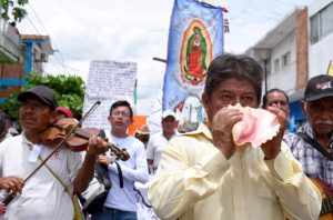 Pueblo Creyente (Believing People) march with teachers in Tuxtla.
