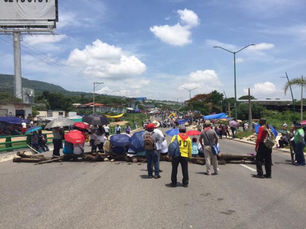 Roadblock at the exit to Chiapa de Corzo and San Cristóbal de las Casas.
