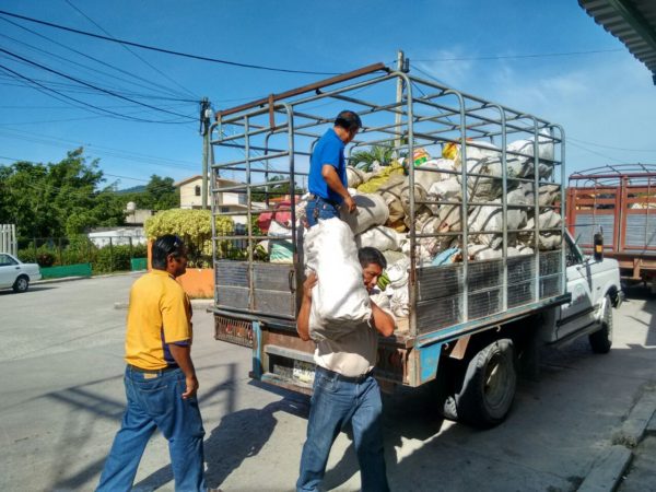 Chiapas teachers unload food sent by the Zapatistas!