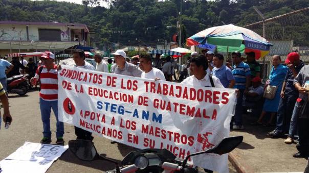 Guatemalan teachers demonstrate on the border with Mexico in support of the CNTE.