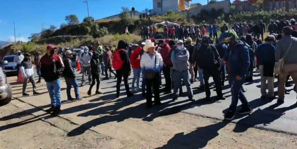 Dozens of "Scooters" (Motonetos) closed the Chiapa de Corzo - San Cristóbal Highway to demand the release of Pablo N.